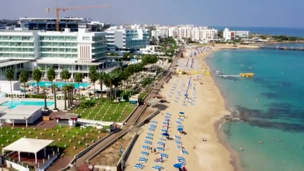 Veduta aerea delle spiagge, Veduta aerea degli alberghi, vista aerea della località e della riva del mare — Video Stock