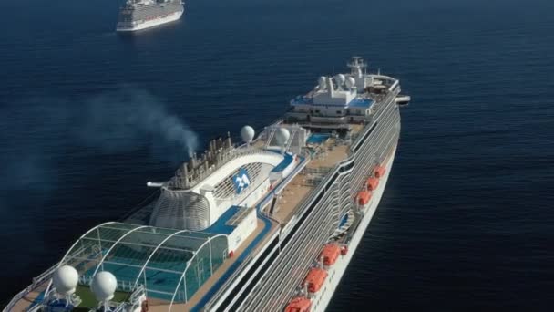 Bateaux de croisière vides séjournent près de la côte de Chypre. Navires de croisière Parking. — Video