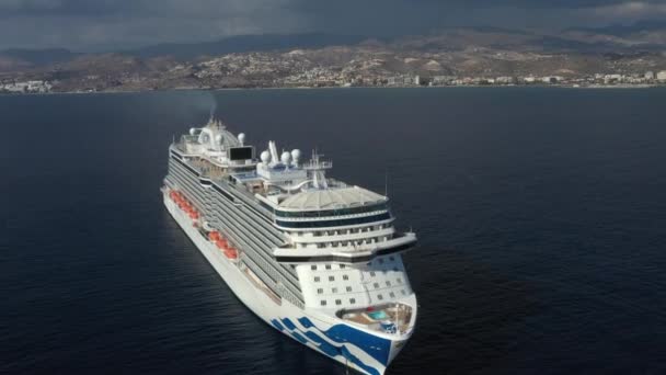 Prázdné výletní lodě se zdržují u pobřeží Kypru. Parkování výletních lodí. — Stock video