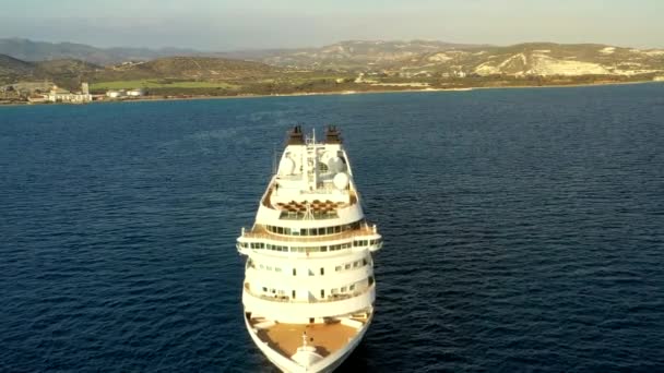 Vuelo por encima de crucero vacío que se queda cerca de la costa de Chipre. Estacionamiento de cruceros. — Vídeos de Stock