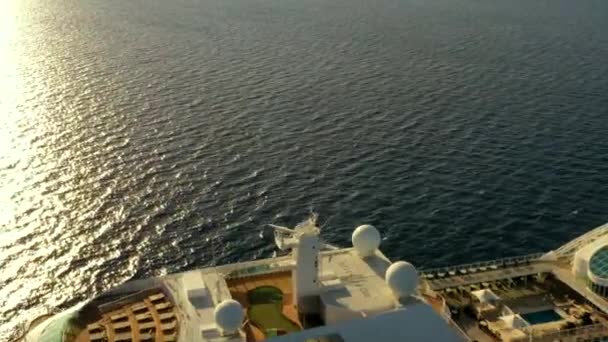 空のクルーズ船はキプロスの海岸近くに滞在しています。クルーズ船の駐車場の上のフライト。甲板上の飛行 — ストック動画