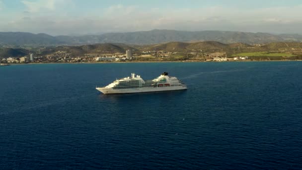 Cruceros vacíos se quedan cerca de la costa de Chipre. Vuelo por encima del estacionamiento de cruceros. — Vídeos de Stock