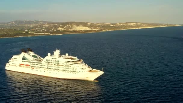 Les bateaux de croisière vides restent près de la côte de Chypre. Vol au-dessus de Navires de croisière parking. — Video