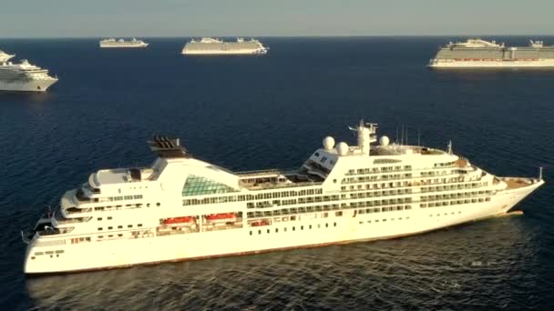 8 tomme cruiseskip oppholder seg nær kysten av Kypros. Flyging over Cruiseskip parkering. – stockvideo