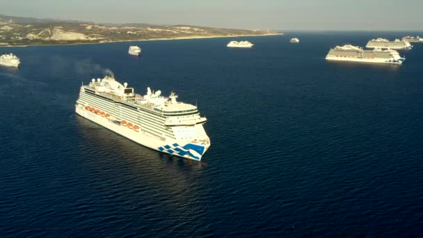 8艘空的游轮停泊在塞浦路斯海岸附近。在游轮停泊处上空飞行. — 图库视频影像