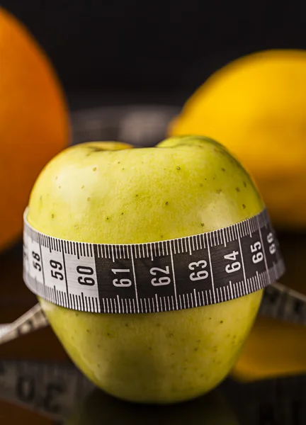 Apfel mit Maßband — Stockfoto