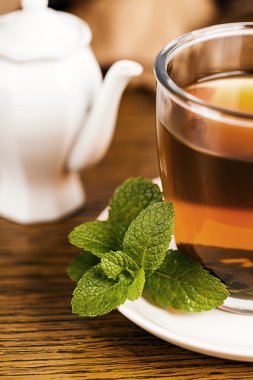 Çay fincanı taze yeşil çay ile