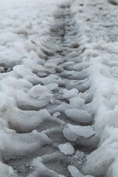 Trilha de pneu na neve molhada — Fotografia de Stock