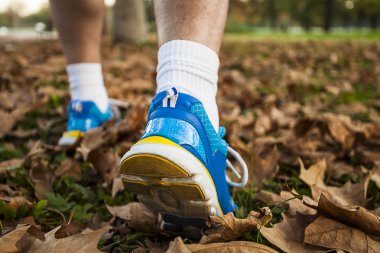 Orta yaşlı adam koşu ayakkabıları