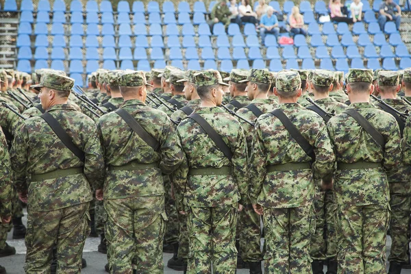 Soldiers in formation, back view — Stock Photo, Image