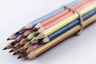Beyaz arkaplanda boya kalemleri