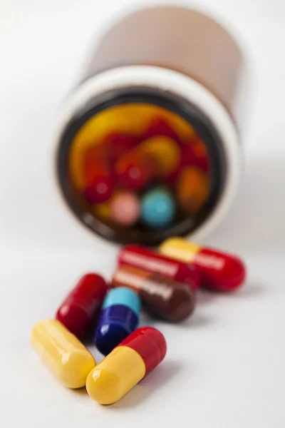 Píldoras que se derraman del frasco de prescripción — Foto de Stock