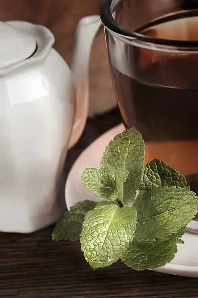 Teacup with fresh green tea — Stock Photo, Image