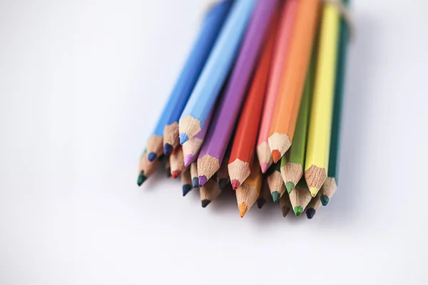 Beyaz arkaplanda boya kalemleri — Stok fotoğraf