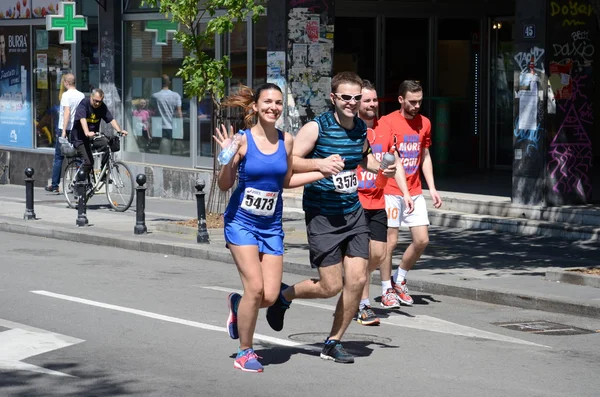 En grupp av marathon konkurrenter under Belgrad 29: e maraton på 16 April 2016 i Belgrad, Serbien — Stockfoto