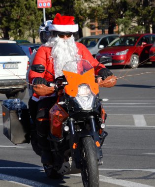 Tanımsız Santa hediyeler şeklinde insani yardım için engelli çocuklar üzerinde 27 Aralık 2014 Belgrad, Sırbistan için yıllık Noel Baba motosiklet geçit sırasında teslim etmek