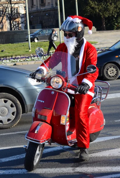 Le Père Noël indéfini distribue une aide humanitaire sous forme de cadeaux aux enfants handicapés lors du défilé annuel du Père Noël le 27 décembre 2014 à Belgrade, Serbie — Photo