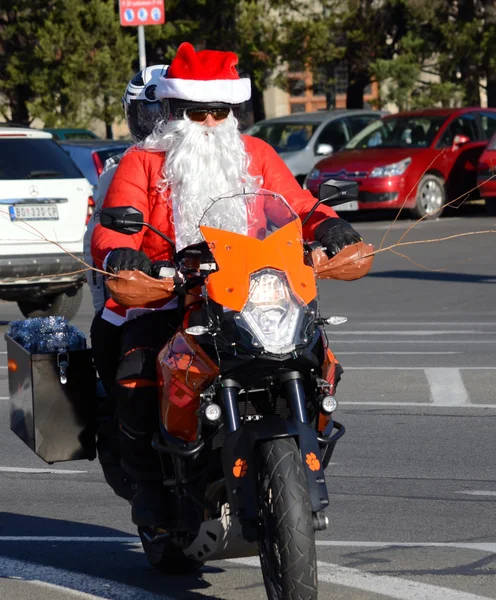 Santa indefinida entrega ajuda humanitária em forma de presentes para crianças com deficiência durante o desfile anual de motos de Papai Noel em 27 de dezembro de 2014 em Belgrado, Sérvia — Fotografia de Stock