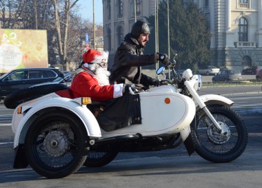Tanımsız Santa hediyeler şeklinde insani yardım için engelli çocuklar üzerinde 26 Aralık 2015 Belgrad, Sırbistan için yıllık Noel Baba motosiklet geçit sırasında teslim etmek