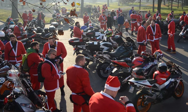 未定义的圣诞老人游行每年圣诞老人摩托车在 2015 年 12 月 26 日在塞尔维亚首都贝尔格莱德，向残疾儿童提供人道主义援助的形式的礼物 — 图库照片