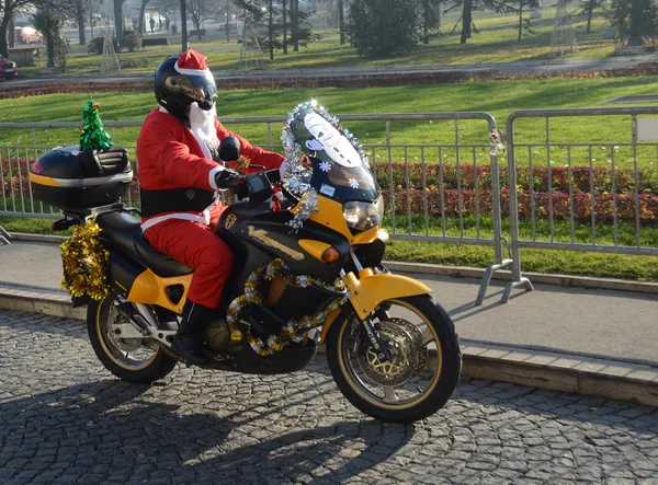 Santa Claus no definido entrega ayuda humanitaria en forma de regalos a niños discapacitados durante el desfile anual de motocicletas de Santa Claus el 26 de diciembre de 2015 en Belgrado, Serbia —  Fotos de Stock