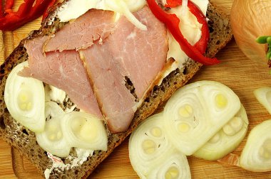 sandviç jambon ve soğan ile