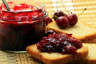 Vişne reçelli sandviç