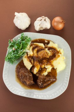 Yaban domuzu et sosu patates ile