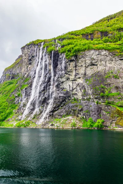 Vodopádů sedm sester v Geirangerfjord, Norsko — Stock fotografie