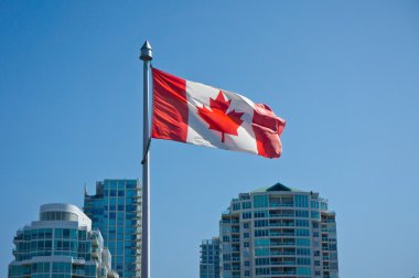 Vancouver gökdelenler arka plan üzerinde Kanada bayrağı