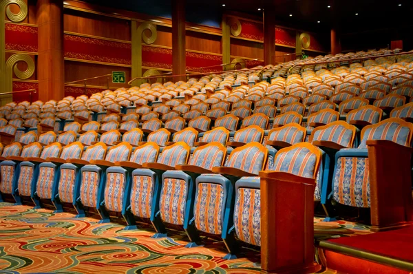 美丽的景色的优雅传统剧场大厅 — 图库照片