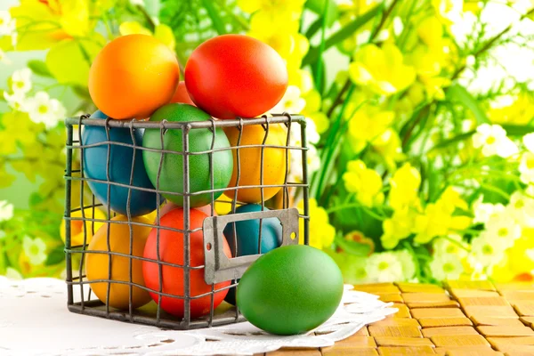 Hermosos huevos decorativos de Pascua en lata de metal —  Fotos de Stock