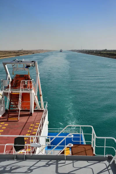 선박은 수에즈 운하를 통해 전달합니다. 이집트 — 스톡 사진
