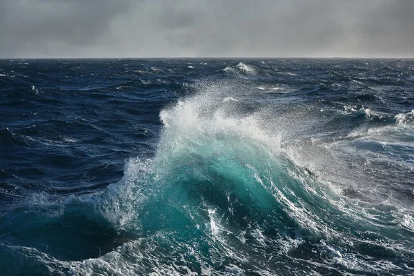 Vague de mer dans l'océan Atlantique pendant la tempête — Photo