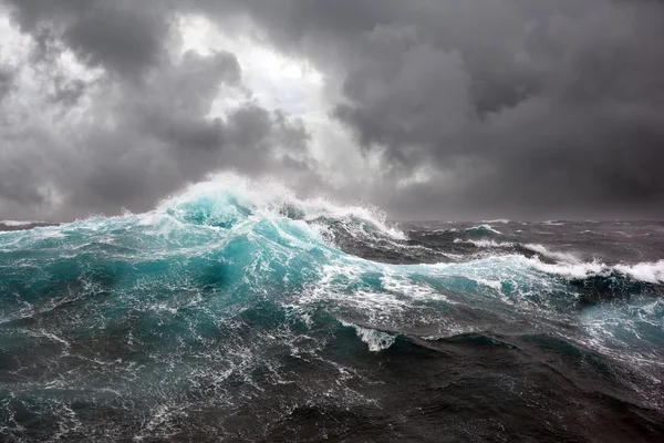 Olas de mar y nubes oscuras —  Fotos de Stock