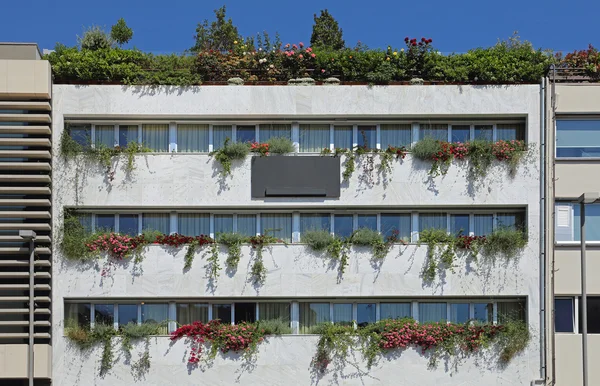 Gebouw met planten — Stockfoto