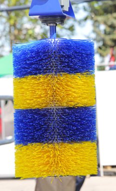 Fırçası çizilmeye sallanan