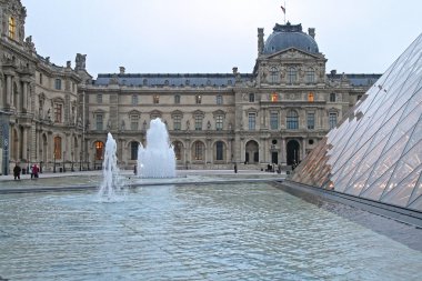 Louvre Müzesi Paris