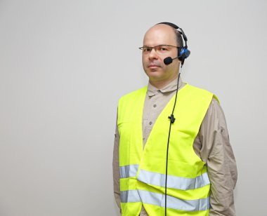 Ses kulaklık ile kel adam