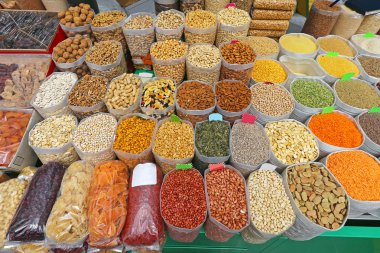 Ceviz ve kurutulmuş meyve.