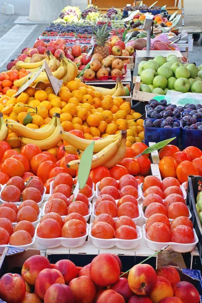 Obst auf Bauernmarkt — Stockfoto