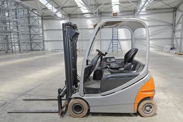 Boş ambar içinde forklift — Stok fotoğraf