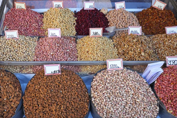 Mercado de nozes a granel — Fotografia de Stock