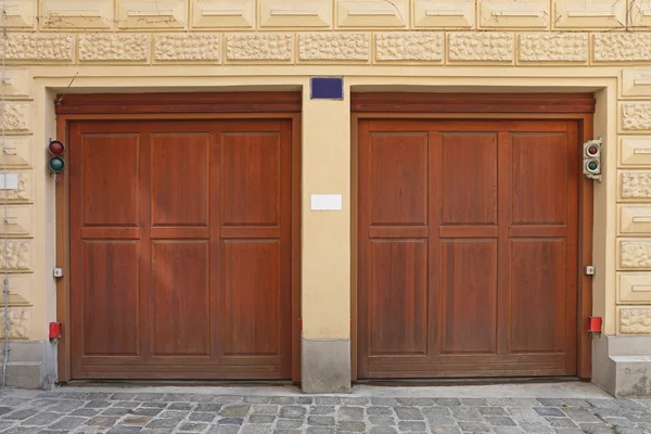 Dos puertas de garaje — Foto de Stock