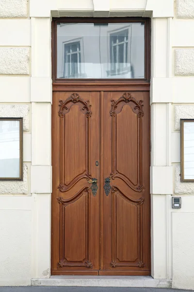 Holztürenhaus — Stockfoto