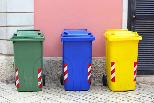 Três lixeiras de reciclagem — Fotografia de Stock