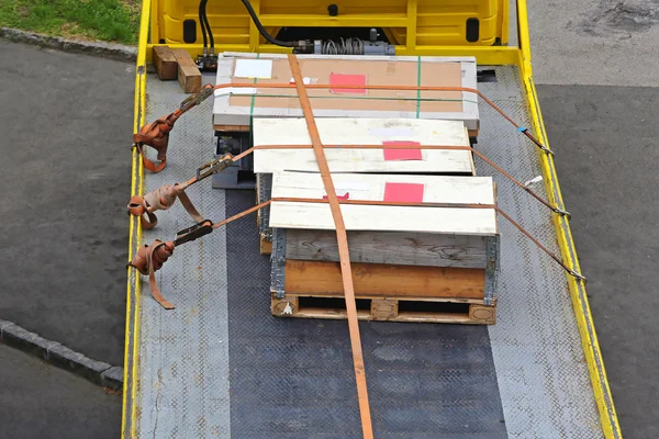 Cajas de envío en Flatbed — Foto de Stock