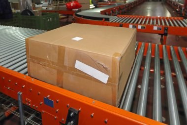 Dağıtım depoda kutu