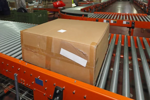 Dağıtım depoda kutu