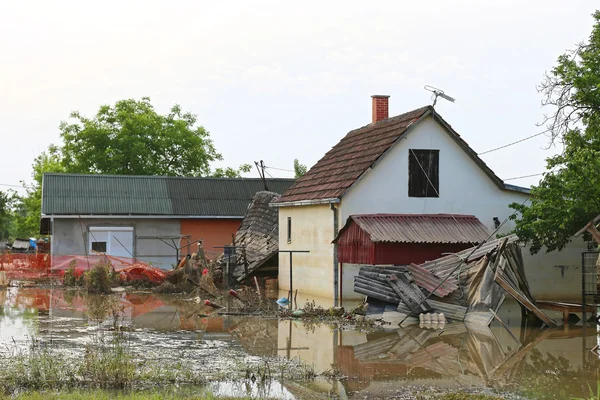 Повінь і зруйнований будинок — стокове фото